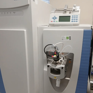 HPLC system with pump and injector modules – laboratory prop