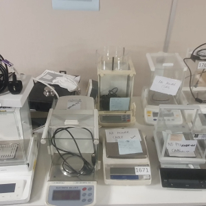 Assorted laboratory balances and small instruments