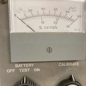 Vintage oxygen meter with analogue dial – retro lab instrument prop
